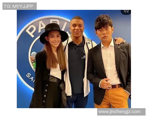 足球明星与周杰伦同框合影展现音乐与体育的完美融合